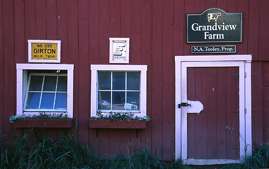 VtTNBarnSign.jpg (67099 bytes)